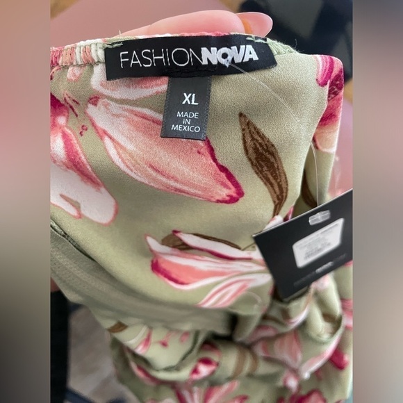 • Floral Romper

• Ruffle Detail
• Hidden Back Zipper
• 100% Polvester - Picture 4 of 14